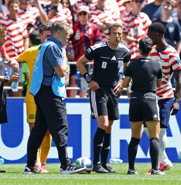 El misterioso “jugo de pepinillos” que tomó un árbitro tras sufrir una lesión en pleno partido del Mundial
