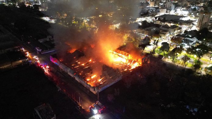 En primera persona: así fue como los empleados del depósito que se incendió en Río Negro intentaron apagar las llamas