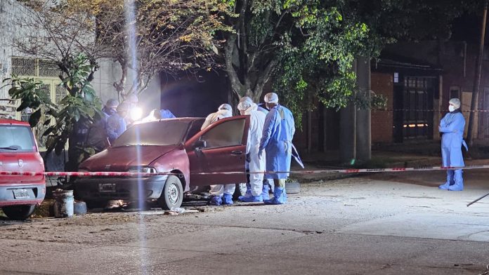 Encontraron el cuerpo de una mujer en un auto incendiado en Tucumán y creen que fue asesinada