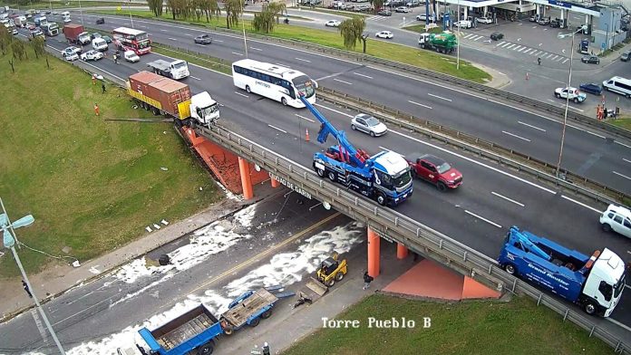Fuerte accidente en Panamericana: un camión quedó colgado en un puente, dejó heridos y caos de tránsito