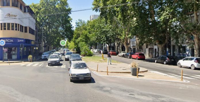 Golpearon y dejaron inconsciente a un médico de 75 años mientras esperaba el colectivo en La Plata para robarle