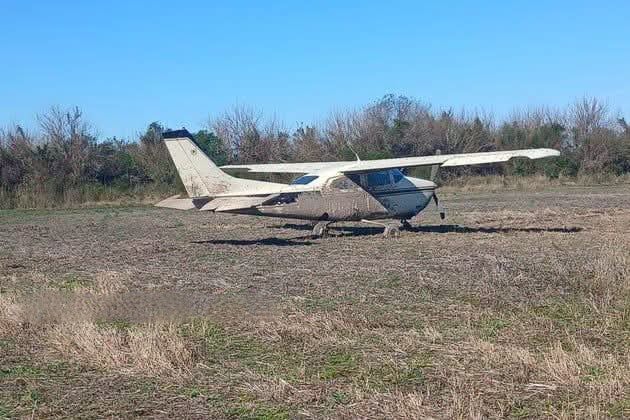 Hallaron una avioneta abandonada en un campo de Santa Fe e investigan su vínculo con el narcotráfico