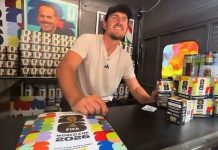 Harry Maguire sorprendió vendiendo figuritas en Nueva York tras quedar afuera de la lista de Inglaterra para el Mundial
