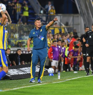 “¡Hasta mi mamá me pide que lo eche!”: el presidente de Rosario Central respaldó la continuidad de Almirón con un curioso discurso