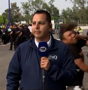 Insólito: un periodista daba un informe sobre el Mundial en la puerta del Azteca y dos fanáticos se pelearon a sus espaldas