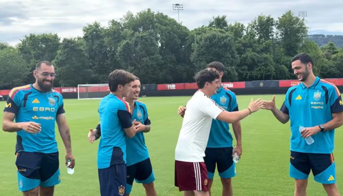 Insólito: un youtuber se hizo pasar por una figura del Barcelona y firmó autógrafos a hinchas de España en la concentración