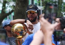 La insólita escena que vivió un campeón de la NBA con un policía en medio de los festejos de los Knicks: “Te juro que estoy en el equipo”