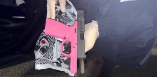 La mentira de la “polihot” echada por filmar videos de OnlyFans para descartar su pistola rosa en un patrullero y las multas del BMW