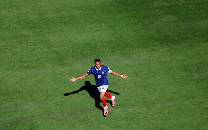 Mbappé, estelar: los dos récords que rompió con sus golazos ante Senegal en el inicio del Mundial y la corona que disputa con Messi