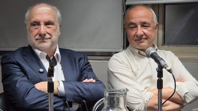 “Nadie nace en un cuerpo equivocado”: los catedráticos españoles Errasti y Pérez Álvarez presentaron su libro en la Argentina