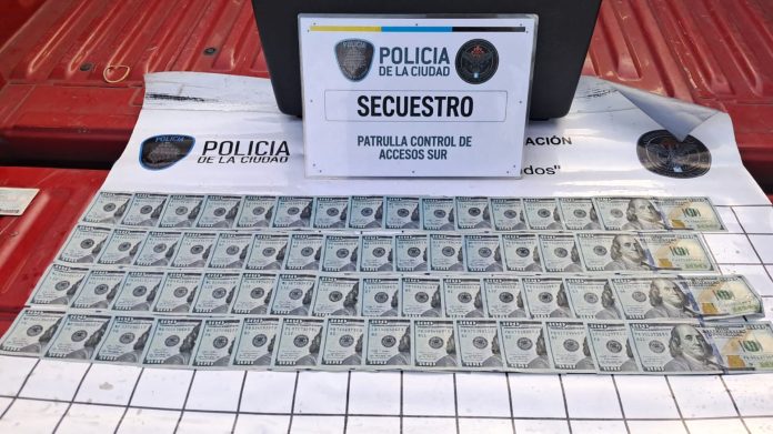 Persecución de película: intentó evadir un control policial, se tiró a un arroyo con más de 16 mil dólares y casi se ahoga