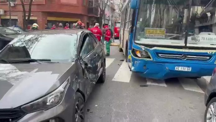 San Cristóbal: un choque entre un auto y un colectivo dejó 19 personas heridas