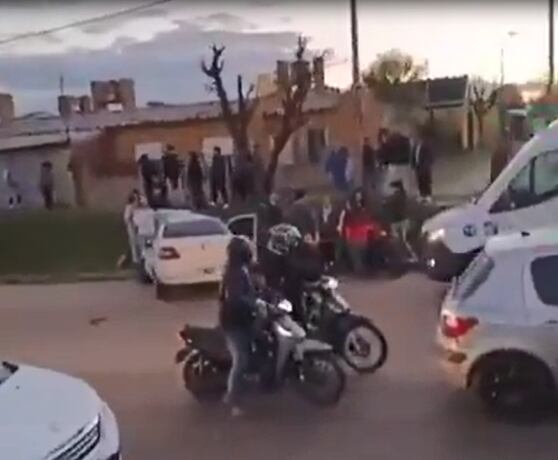 Se conoció un nuevo video del hombre que manejó borracho una retroexcavadora y casi atropella a un motociclista