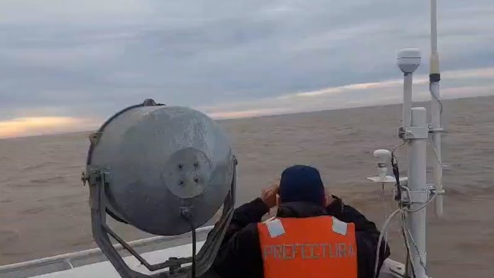 Tras una semana de búsqueda, hallaron pertenencias de los cinco pescadores desaparecidos en el Río de la Plata