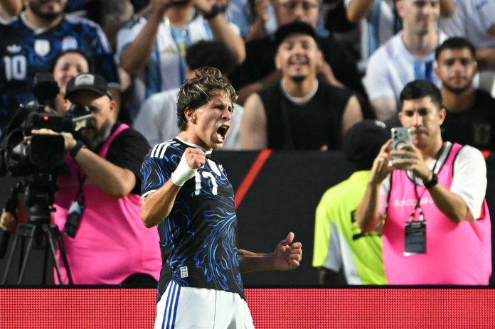 Tres toques de primera, asistencia de taco y definición precisa: el golazo de Giuliano Simeone en el triunfo de Argentina
