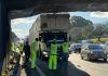 Un camión circulaba por la General Paz, chocó contra un puente y quedó atrapado: generó demoras en el tránsito