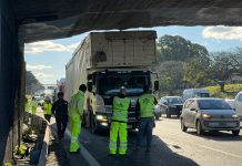 Un camión circulaba por la General Paz, chocó contra un puente y quedó atrapado: generó demoras en el tránsito