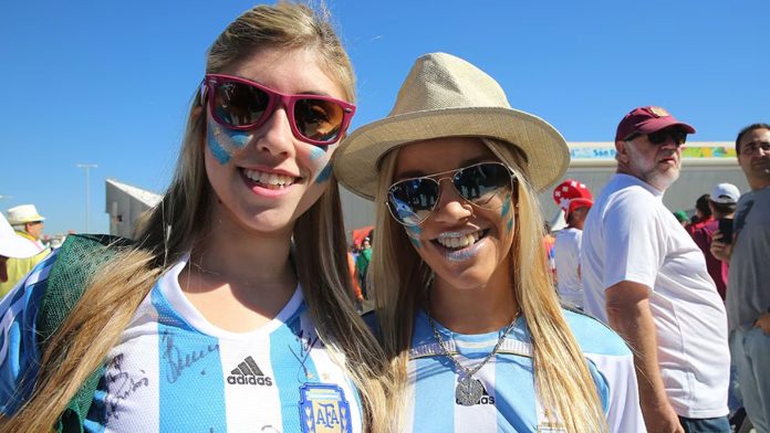 Un estudio aseguró que la hinchada argentina lidera el ranking de las más atractivas del Mundial: el llamativo rubro que ganó Scaloni
