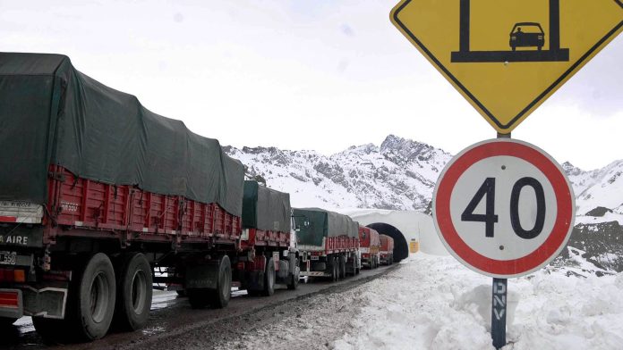 Un fuerte temporal de nieve en Mendoza bloqueó pasos fronterizos con Chile: camiones varados y consecuencias para el turismo