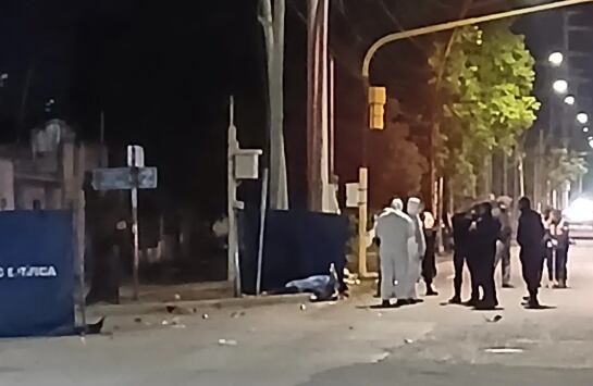 Un móvil policial chocó contra dos motos y un colectivo: dejó dos muertos y una niña herida