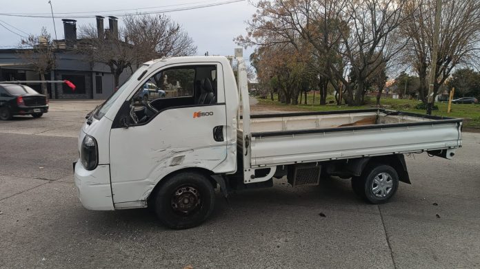 Un violento choque entre una moto y una camioneta quedó grabado en primera persona: hay un joven en grave estado