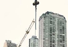 Una nueva campaña contra el antisemitismo se desplegó en varios edificios en construcción en medio de la fiebre mundialista