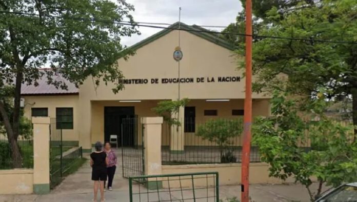 “Va a ser tu último día”: amenazó a la maestra de su hija tras un llamado de atención por inasistencias en Santiago del Estero