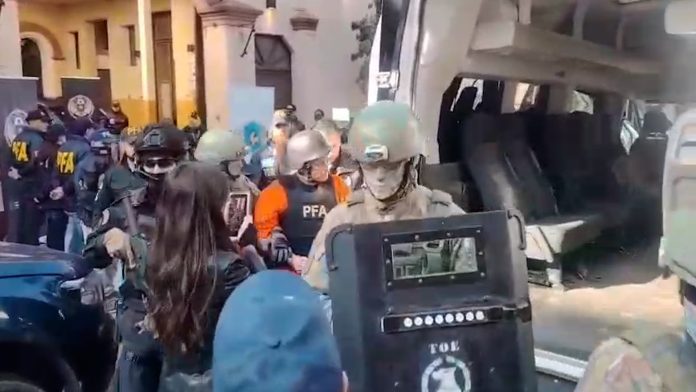 Video: trasladaron a Santa Fe a Andrés “Plin” Acosta bajo un fuerte operativo de seguridad