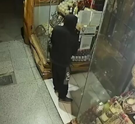 Violento robo en Mar del Plata: rompió la vidriera y se llevó comida y dinero de una fiambrería