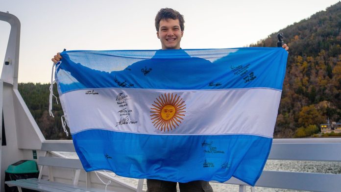 Visitó 23 provincias, donó 15 mil platos de comida y busca que la bandera de su misión solidaria llegue a la Selección en el Mundial
