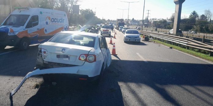Brutal choque en Panamericana: dio marcha atrás, chocó contra otro auto y dos personas resultaron heridas