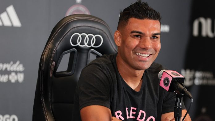 Casemiro dio un emotivo discurso tras firmar con Inter Miami y aseguró que pretende ayudar al “Dios del fútbol” Lionel Messi a ganar más títulos
