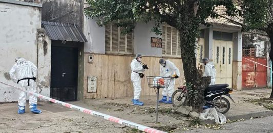 Chocó contra un árbol y murió: en el hospital descubrieron que tenía una herida de bala en la espalda