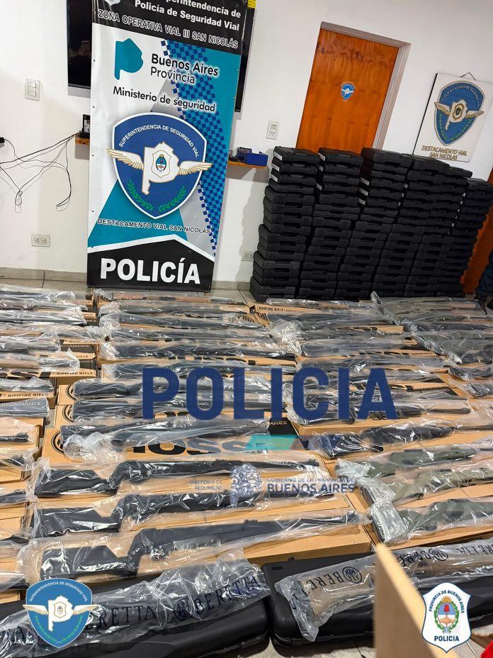 Circulaba con un arsenal de 131 armas de guerra, lo descubrieron en un control vehicular y quedó detenido