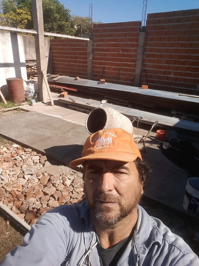 Construyó una réplica de la Casa de Tucumán por amor a su mujer: está menos de dos horas de CABA y esconde una historia fascinante