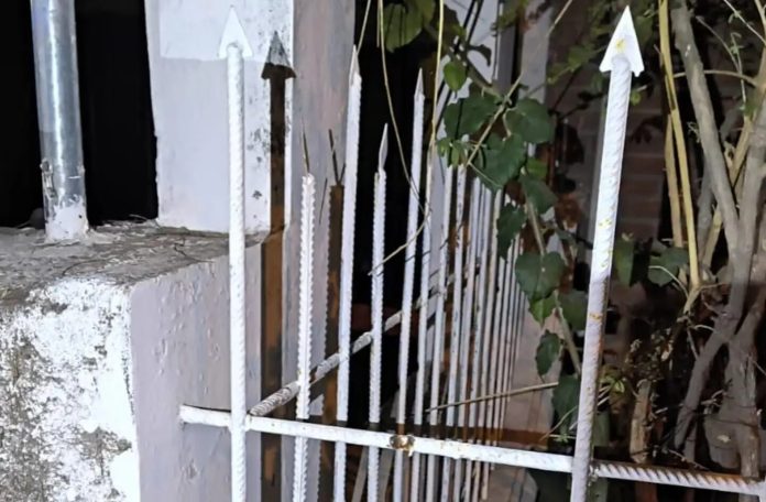 Córdoba: volvió borracho a su casa, quiso entrar saltando la reja y terminó incrustado