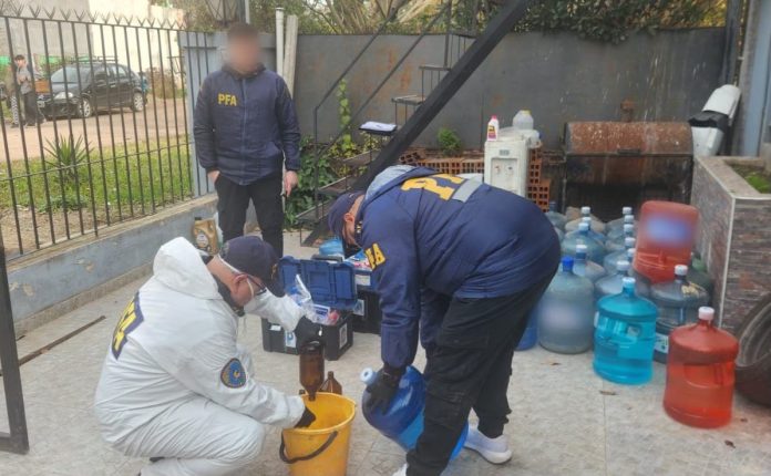 Desarticularon una banda que embotellaba agua en plantas cladestina que funcionaban en casas particulares del conurbano