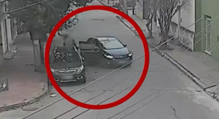 Detuvieron a un chofer de aplicación por amenazar y tirar del auto a una pasajera en Córdoba