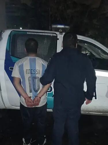 Detuvieron a un hombre con la camiseta de la Selección que golpeó e hirió a dos policías