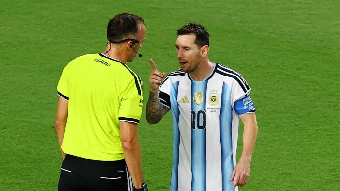El árbitro de Argentina-Suiza en el Mundial reveló detalles del partido desde adentro: de su cruce con Messi a la expulsión de Embolo