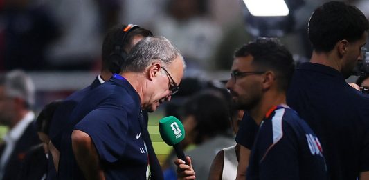 El debate que abrió Bielsa en Uruguay: la frase sobre las charlas de 10 minutos para no “sobreexigir la atención” de la nueva generación de futbolistas