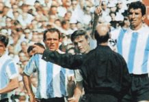El día que Rattín fue expulsado contra Inglaterra en el Mundial 66, estrujó un banderín británico y obligó a la FIFA a cambiar el reglamento