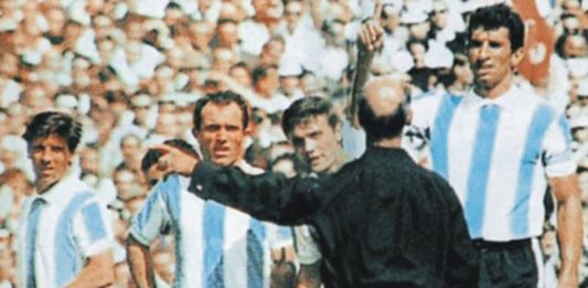 El día que Rattín fue expulsado contra Inglaterra en el Mundial 66, estrujó un banderín británico y obligó a la FIFA a cambiar el reglamento