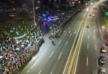 El gesto del plantel de la selección argentina con la gente en su recorrida desde el aeropuerto hasta el predio de Ezeiza