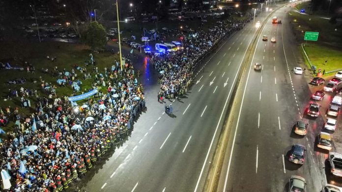 El gesto del plantel de la selección argentina con la gente en su recorrida desde el aeropuerto hasta el predio de Ezeiza
