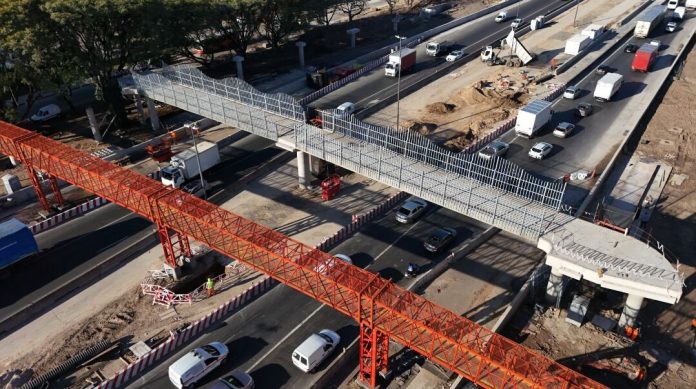 El gobierno de la Ciudad cerrará la Autopista Dellepiane durante 24 horas por la instalación de una pasarela