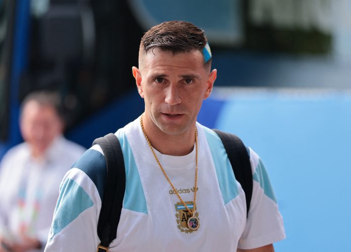 El particular amuleto familiar que repitió Emiliano Dibu Martínez en su llegada al estadio para Argentina-Cabo Verde