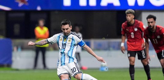 El penal que falló Lionel Messi ante Egipto en los octavos de final del Mundial