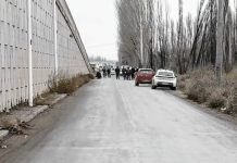 Encontraron a un hombre con dos disparos dentro de un auto y sospechan que murió tras el robo a una vivienda