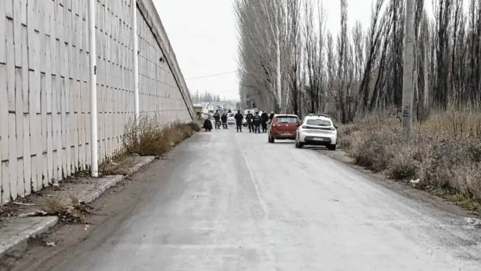 Encontraron a un hombre con dos disparos dentro de un auto y sospechan que murió tras el robo a una vivienda